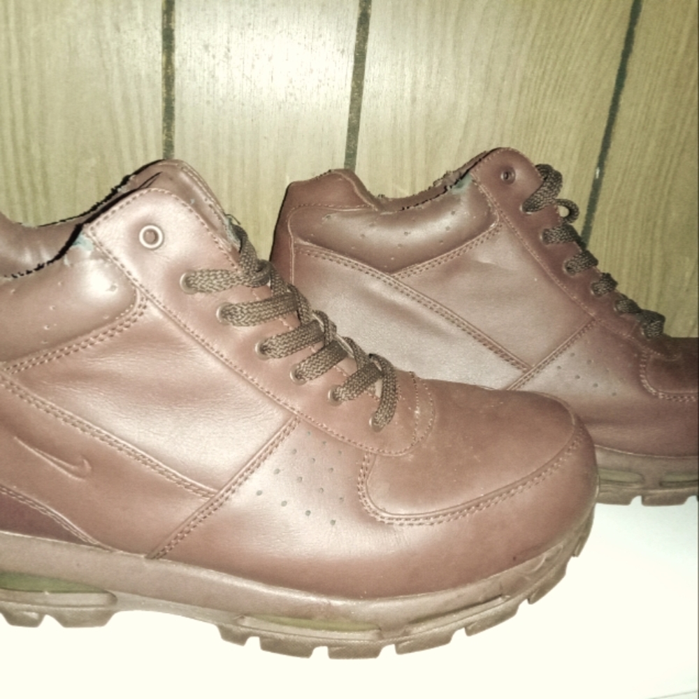 Size 11 men's Nike Boots